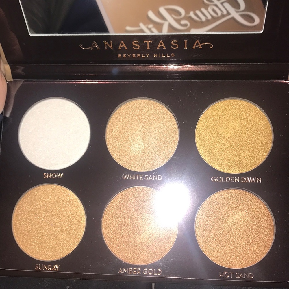 SALE!! Anastasia glow kit